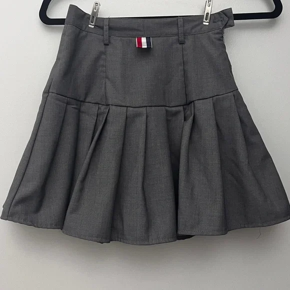 ミニスカート THOM BROWNE Women Mid Skirts FGC402V 00626035 Grey Thom Browne | Skirts | Thom Browne Medium Grey Pleated Mini
